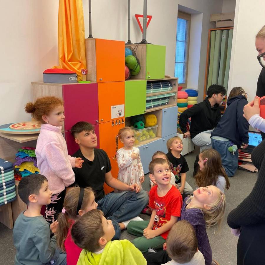 Studenti oktávy připravili program pro školku U Kočiček